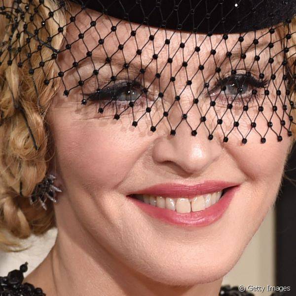 Madonna apareceu no red carpet com l?bios em tom natural e apostou no delineador de formato gatinho para os olhos